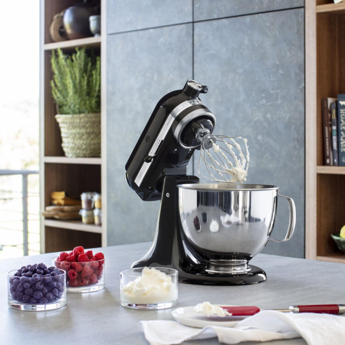 KitchenAid Robot Patissier I Artisan I Robot cuisine multifonctions à tête inclinable I Avec 4 accessoires I Bol de 4,8L | Crème