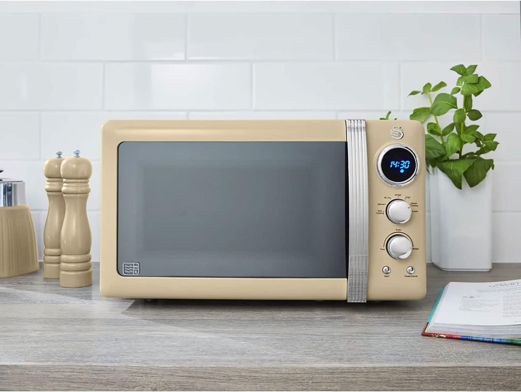 Swan Retro Ensemble Petit-Déjeuner, Bouilloire 1,8 L, Grille-Pain 2 Tranches à Fente Large, Micro-Ondes Numérique 20L, 6 Niveaux de Puissance, Minuteur, Porte Miroir, Design Vintage, Crème