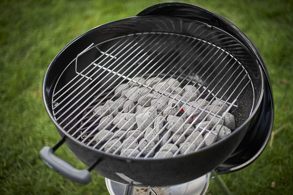 Weber Classic Kettle barbecue au charbon de bois, surface de cuisson ? 57cm, barbecue avec couvercle et cuve en acier emaillé, thermomètre intégré au couvercle, trépied et roues - Noir (1341504)