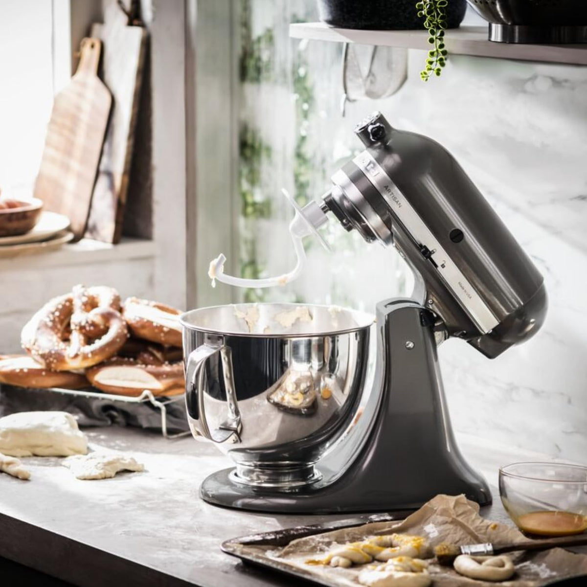 KitchenAid Robot Patissier I Artisan I Robot cuisine multifonctions à tête inclinable I Avec 4 accessoires I Bol de 4,8L | Crème